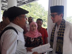 Tiba di Balai Kota, Sandi Kembali Kenakan Sepatu Kets Andalan