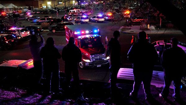 Penembakan di Walmart AS, Pria Dievakuasi dengan Keranjang Belanja