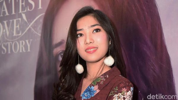 Pakai Anting Bulu, Isyana Cute Banget Sih!