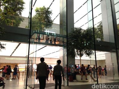 Fanboy Tidur Bergelimpangan di Jalanan Demi iPhone X