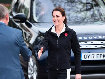 Foto: Pakai Sneakers Rp 2 Jutaan, Kate Middleton Tetap Modis saat Hamil