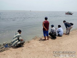 Pemkab Rembang Ambil Sampel Air Laut Hitam di Pantai Wates