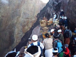 Gunung Agung Siaga, Ratusan Warga Tetap ke Puncak Kawah untuk Berdoa