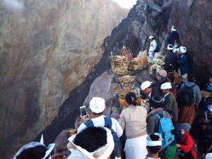 Gunung Agung Siaga, Ratusan Warga Tetap ke Puncak Kawah untuk Berdoa Gunung Agung Siaga, Ratusan Warga Tetap ke Puncak Kawah untuk Berdoa