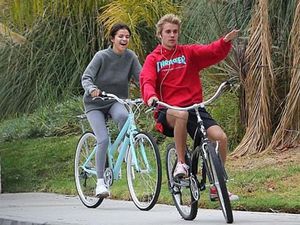 Beda dengan Justin Bieber, Selena Gomez Happy Pasca Putus Beda dengan Justin Bieber, Selena Gomez Happy Pasca Putus