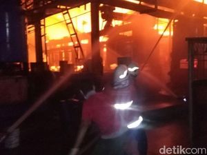 Ruang Produksi Pabrik Minyak Goreng di Waru Gunung Terbakar