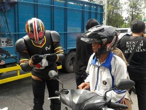 Lho, Ada Batman-Ksatria Baja Hitam Saat Operasi Zebra di Grobogan Lho, Ada Batman-Ksatria Baja Hitam Saat Operasi Zebra di Grobogan