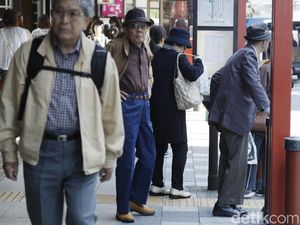 Kisah Haru Pria Tua Cari Istrinya yang Telah Meninggal