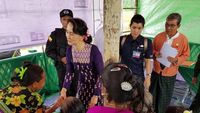 Foto: Saat Suu Kyi Mendadak Kunjungi Rakhine yang Dilanda Konflik