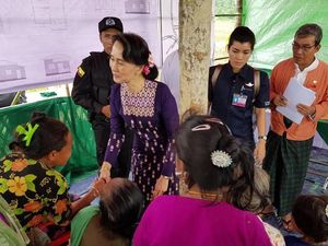 Foto: Saat Suu Kyi Mendadak Kunjungi Rakhine yang Dilanda Konflik