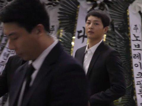 Sehari Setelah Menikah, Song Joong Ki Datang Ke Rumah Duka