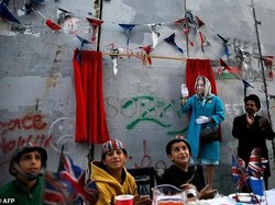 Banksy Rilis Karya Fenomenal Lagi di Tepi Barat Israel