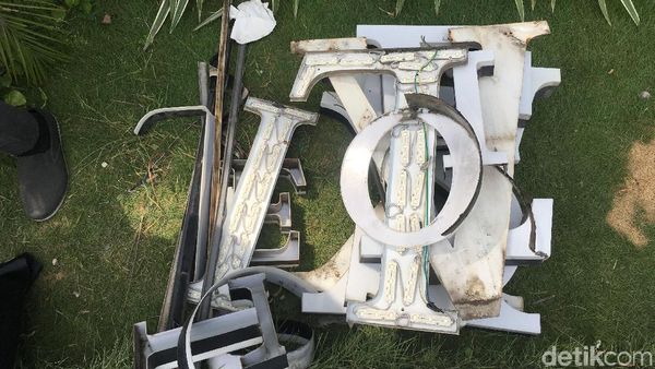 Foto:  Melihat Lebih Dekat Plang Hotel Alexis Dipreteli Petugas