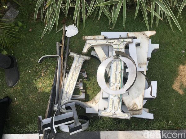 Foto:  Melihat Lebih Dekat Plang Hotel Alexis Dipreteli Petugas