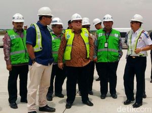 Pakai Rompi Hijau, Kepala Bappenas Cek Proyek Bandara Kertajati