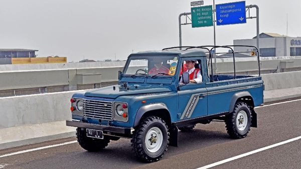 Foto: Aksi Jokowi Konvoi Naik Jip di Ruas Tol Becakayu