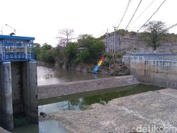 Jelang Hujan, Warga Bantaran Kali Sampeyan Situbondo Was-was Banjir