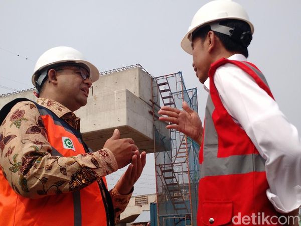 Gerak-gerik Jokowi dan Anies Saat Ngobrol Berdua di Tol Becakayu