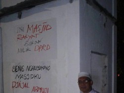 Poster Kecaman Bongkar Masjid Ditempel, Ansor: Etikanya Keliru
