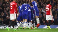 Duel dua raksasa selanjutnya itu terjadi di perempatfinal Piala FA 2017. Chelsea mempecundangi 10 pemain MU 1-0, berkat gol semata wayang NGolo Kante. Laga diwarnai kartu merah Ander Herrera karena melanggar Eden Hazard di babak pertama. Foto: Julian Finney/Getty Images