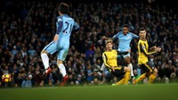 Kalau ini adalah laga pertama City dan Arsenal di Premier League musim 2016/2017 lalu yang digelar di Etihad. City mengawali dengan buruk setelah dijebol Theo Walcott saat laga baru berjalan lima menit. Tapi tuan rumah bangkit dan berbalik menang 2-1 melalui Leroy Sane dan Raheem Sterling. (Foto: Clive Brunskill/Getty Images)