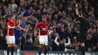 Perdebatan terjadi lagi selepas pertandingan. Kini, gantian Conte menuding bahwa para pemain MU sengaja mengincar Hazard di sepanjang pertandingan. Foto: Julian Finney/Getty Images