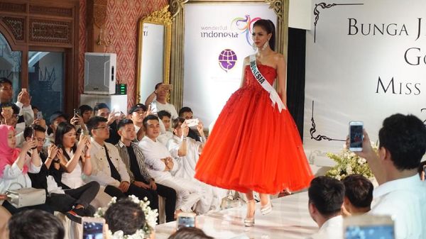 Foto: Cantiknya Bunga Jelitha Berbalut 5 Gaun untuk Miss Universe 2017