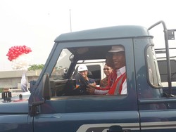 Gaya Jokowi Jajal Tol Becakayu