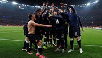 Para pemain Red Star terlihat sangat gembira setelah mampu mengimbangi Arsenal. Klub Serbia itu masih berpeluang lolos dan kini berada di peringlat kedua Grup H dengan lima poin. Foto: Andrew Couldridge/Action Images via Reuters