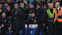 Usai pertandingan itu, drama pun terjadi. Mourinho menuding manajer tim lawan Antonio Conte mencoba mempermalukan MU karena mendesak suporter Chelsea lebih riuh padahal sudah unggul jauh. Foto: Mike Hewitt/Getty Images