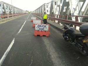 Jembatan Penghubung Lamongan-Tuban Ambles 15 Cm Jembatan Penghubung Lamongan-Tuban Ambles 15 Cm