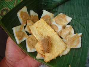 Nikmatnya Potongan Ketupat Disiram Saus Wijen dalam Cabuk Rambak