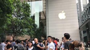 Rebutan Menjajal iPhone X di Apple Store Singapura
