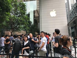 Demi iPhone X, Tidur pun Bisa di Jalanan