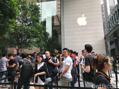 Rebutan Menjajal iPhone X di Apple Store Singapura