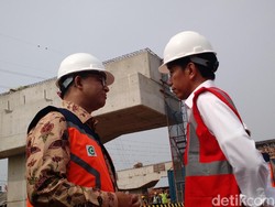 Jokowi dan Anies Baswedan Tampak Serius Ngobrol Proyek