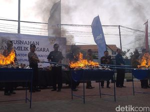 Bea Cukai Cirebon Musnahkan Ribuan Rokok, Miras dan Sex Toys Ilegal Bea Cukai Cirebon Musnahkan Ribuan Rokok, Miras dan Sex Toys Ilegal