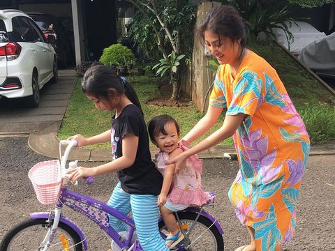 {SEO} Kaya Raya, Sarwendah Tetap Berdaster & Ruben Onsu Tak Malu Vespaan
