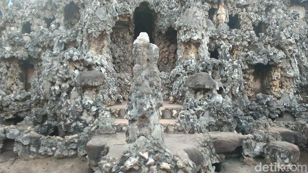 Peringatan: Sentuh Patung Ini Konon Jomblo Seumur Hidup