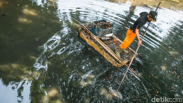 Pembersihan Saluran Irigasi di Sunter Utara