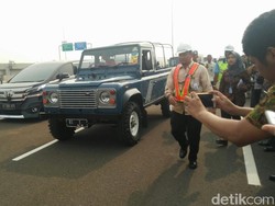 Land Rover Defender County Antar Jokowi Resmikan Tol Becakayu
