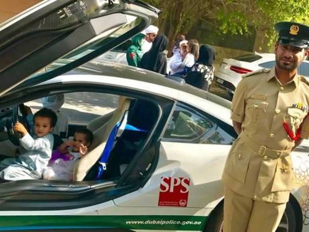 Hilangkan Trauma Anak, Polisi Dubai Ajak Anak Ini Naik Supercar Hilangkan Trauma Anak, Polisi Dubai Ajak Anak Ini Naik Supercar