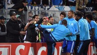 Pada 2017, Patrice Evra menendang kepala suporter Marseille karena kesal diejek sebelum pertandingan melawan Vitoria di Liga Europa. Peristiwa itu membuat Evra dipecat klub. (Foto: istimewa)