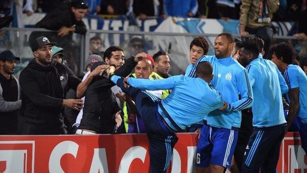 Kesal Diejek, Patrice Evra Tendang Kepala Suporter Marseille