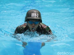 Uniknya Lomba Renang Berpakaian Dinas Lengkap Ala TNI