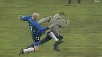Di tahun 2003 kiper Norwegia, Frode Olsen, melepaskan tendangan sambil melayang di udara untuk melumpuhkan seorang suporter yang masuk ke lapangan. Dengan tekel mautnya, Olsen berhasil membuat sang suporter jatuh untuk kemudian diamankan oleh petugas. (Youtube)