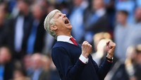 Kisah lain di balik laga tersebut adalah, Arsenal yang sukses melangkah ke final pada akhirnya juara Piala FA usai mengandaskan Chelsea. Gelar juara Piala FA itu pula yang diyakini menyelamatkan Arsene Wenger dan membuat kontraknya yang habis di akhir musim menjadi diperpanjang. Arsenal pun masih ditangani Wenger di musim ini. (Foto: Shaun Botterill/Getty Images)