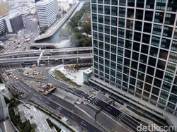 Naik Motor di Tol Jepang, Celana Panjang dan Sepatu Wajib Dipakai