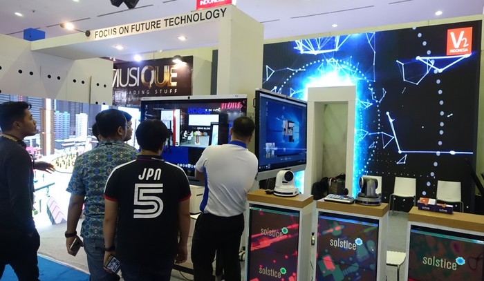Booth V2 di Indocomtech. Foto: Muhamad Imron Rosyadi/inet Booth V2 di Indocomtech. Foto: Muhamad Imron Rosyadi/inet