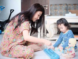 Emak-emak Banget! Saat Sarwendah Berdaster Kerjakan Urusan Rumah